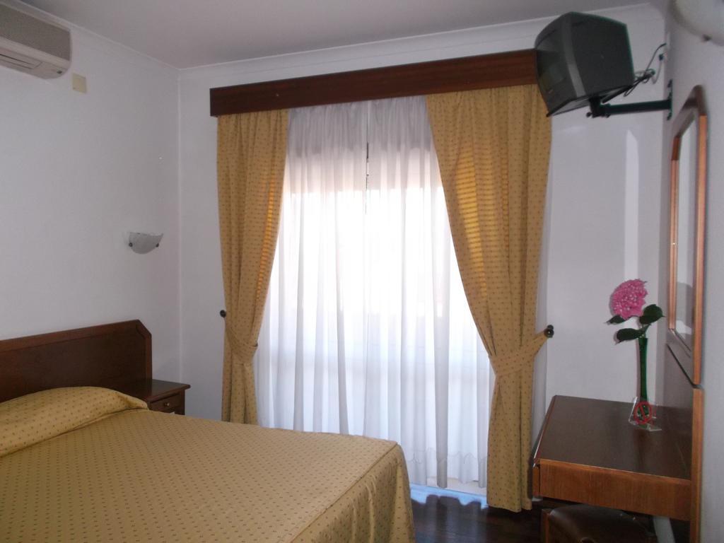 Residencial Santa Clara Hotel Fátima Cameră foto